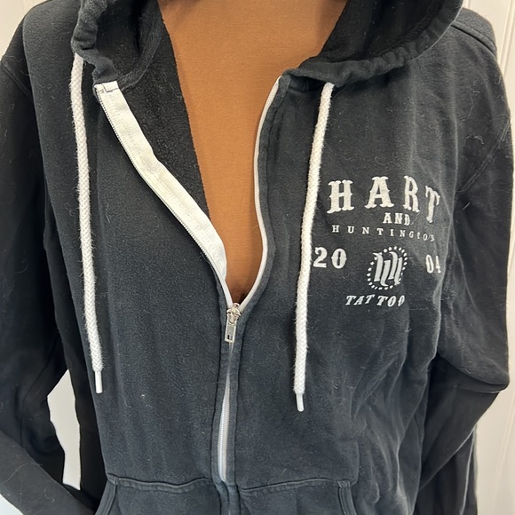 EUC! Black Skull and Tattoo Guns Hart and Huntington Hoodie! Size large! - Picture 2 of 8